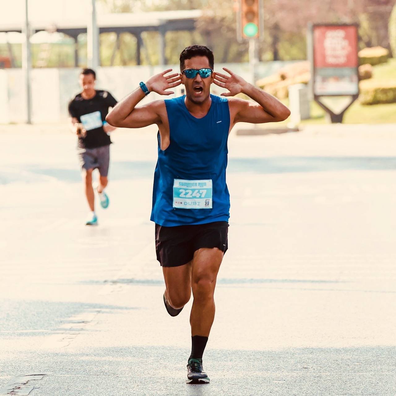 Zavosh running toward the camera during a road race